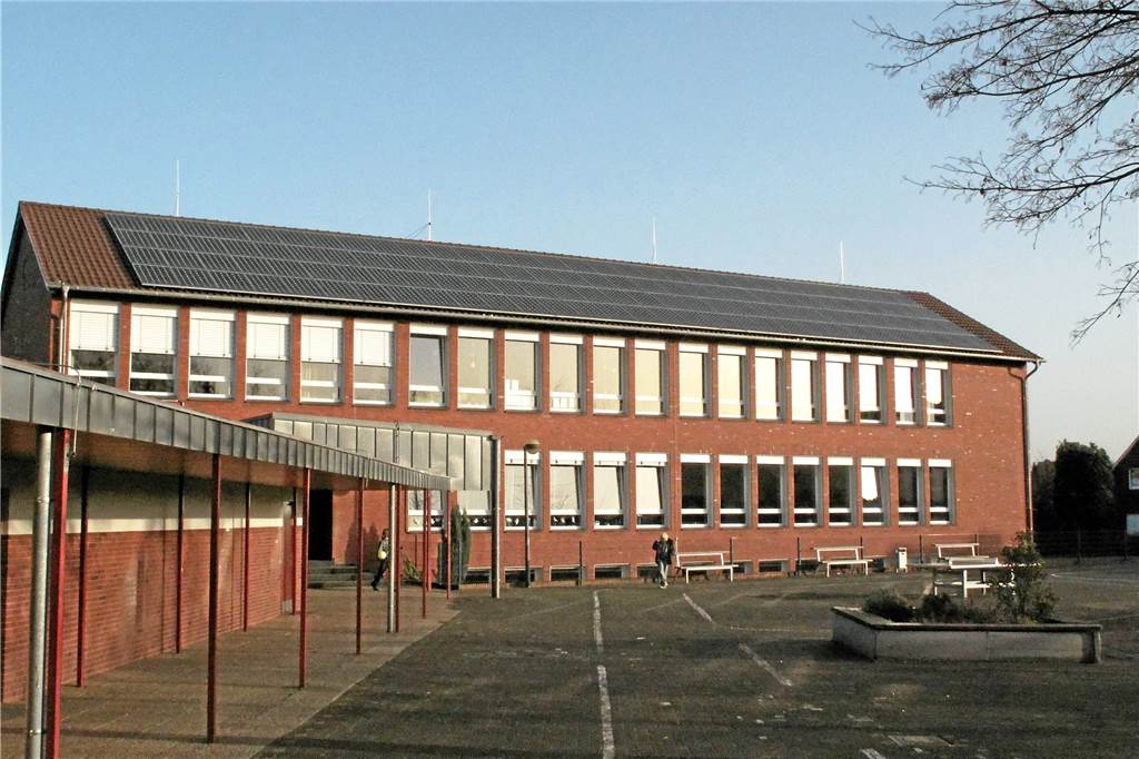 Wunschliste des Schulleiters Knut Kasche: Mehr Personal, Zeit, Qualität Der Legdener Standort der Paulus-van-Husen-Schule vom Schulhof aus gesehen