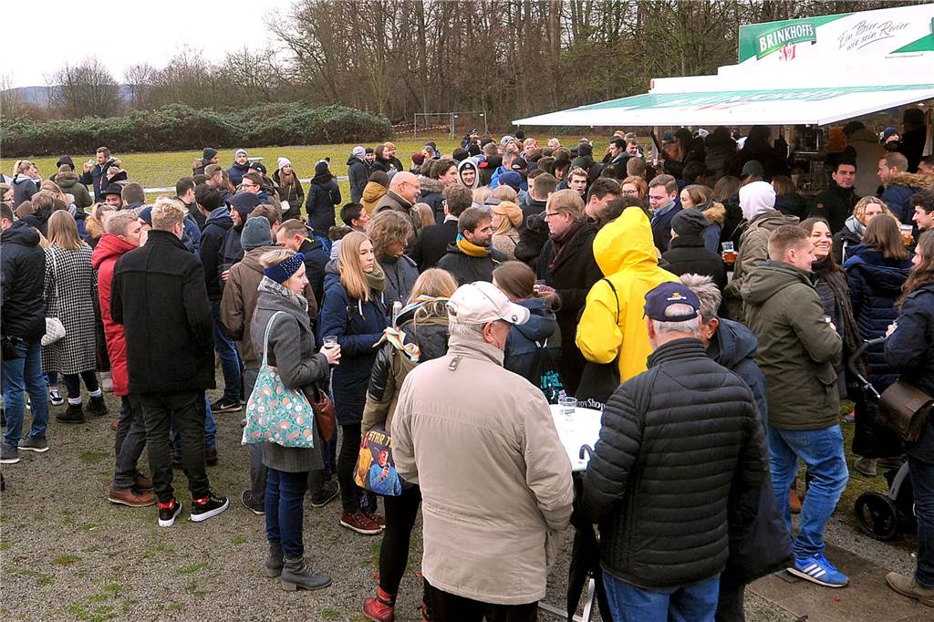 Die Leos übernahmen es von der Kneipe RdW: Ein Heiligabend-Frühschoppen im Freien. 2019 fand er hinter der Rohrmeisterei statt. Warum es nun zur Volksbank geht.