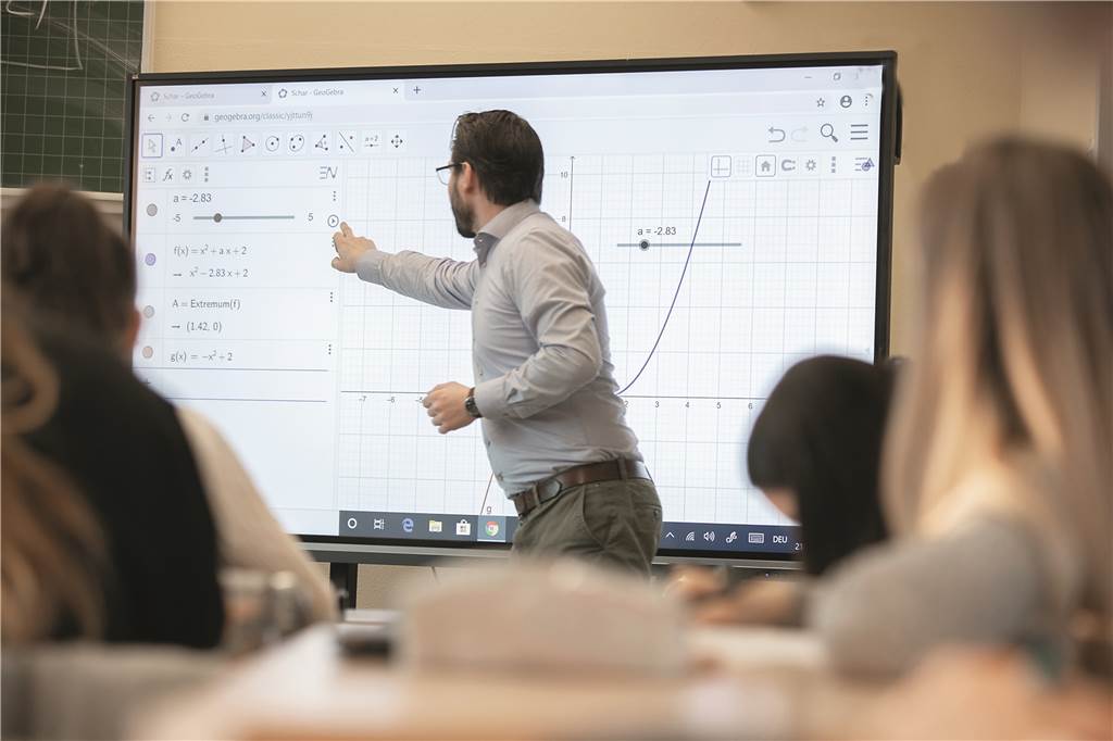Das „digitale Klassenzimmer“ der Zukunft kommt aus Dorsten Der Lehrer unterrichtet im Klassenraum, aber auch Kinder in häuslicher Quarantäne können seinen Ausführungen folgen.