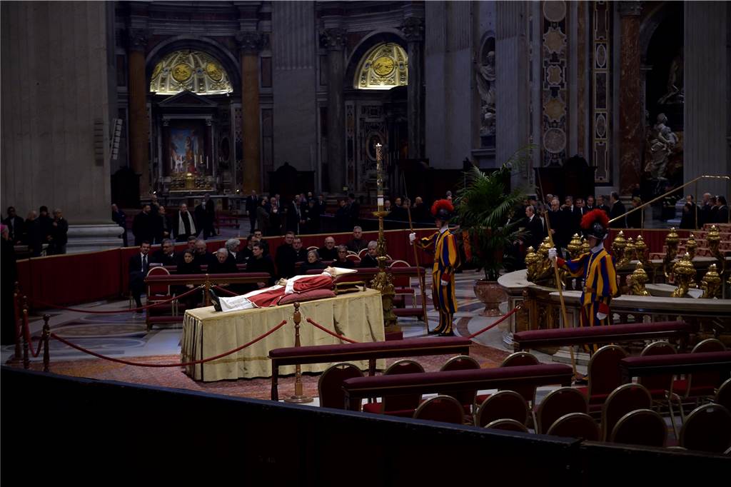 Glocken läuten in ganz Deutschland für Benedikt XVI.: Fahnen in NRW auf Halbmast Der Leichnam des emeritierten Papstes Benedikt XVI. ist im Petersdom im Vatikan aufgebahrt.