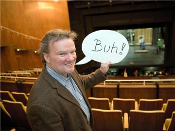 Der leidenschaftliche Operngänger Bernd Schwab in der Deutschen Oper in Berlin. Foto: Jörg Carstensen