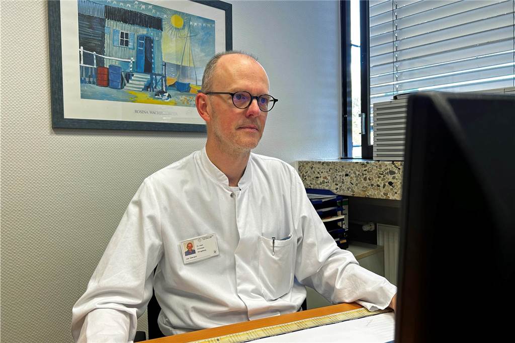 Adipositas-Zentrum schließt: Wütende Patienten und Ärzte Dr. Christian Klingeberg blickt in seinen Computer.