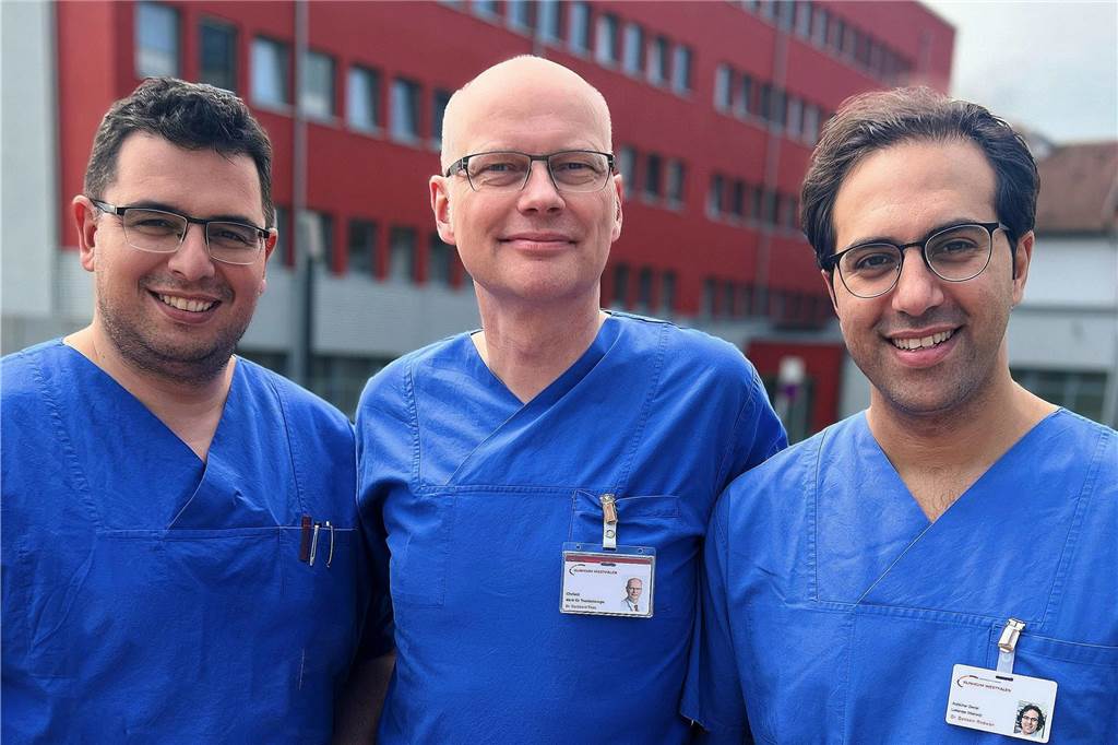 Nach Lungen-OP schnell wieder fit: Neues Projekt an der Klinik am Park Der leitende Oberarzt Dr. Volkan Kösek (l.) hat federführend das Projekt Eras in Zusammenarbeit mit dem leitenden Oberarzt Dr. Bassam Redwan (r.) in der Klinik für Thoraxchirurgie eingeführt. Unterstützt wurde er dabei von Chefarzt Dr. Burkhard Thiel (M.).