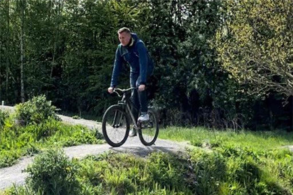 Pumptrack, Dirtbikes und Rampen: So funktioniert der Bikepark Johannes Kuipers fährt mit einem Dirtbike durch den Bike-Park.