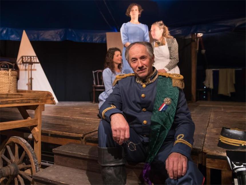"Comoedia Mundi" lebt den Traum vom freien Theater Der Leiter des Zelttheaters Fabian Schwarz sitzt auf der Bühne. Foto: Daniel Karmann