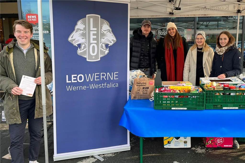 Leo-Aktion für die Tafel: Ein Groß-Spender sorgt für große Freude Der Leo-Club Werne animierte am Samstag, 26. November 2022, die Kunden vor dem Rewe Kaufpark, „ein Teil mehr“ für die Tafel Werne zu kaufen.