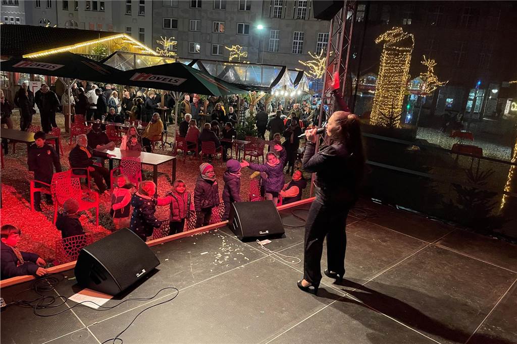 Ende der Ära „Ab ins Zelt“: Kein Adventszelt mehr auf dem Marktplatz Der letzte Adventsmarkt in der Castroper Altstadt wurde am Freitag, 11.11.2022, eröffnet. Zum ersten Mal fand er Open Air statt. Das Adventszelt war zu einer Seite offen, davor stand diese Bühne und daneben die Weihnachtsscheune.