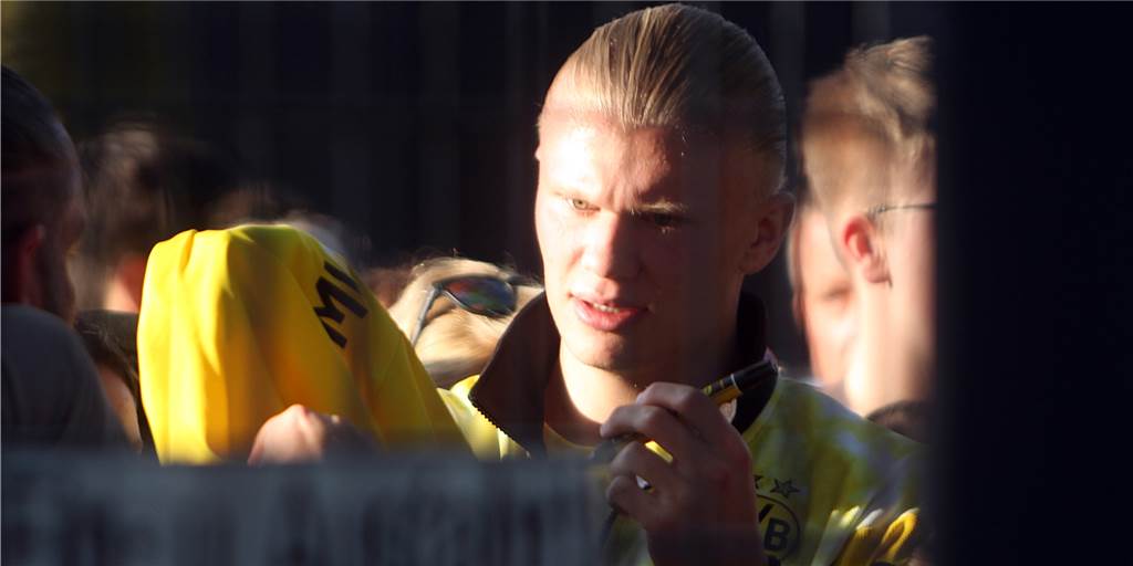 Tränenreicher Haaland-Abschied: BVB-Stürmer nimmt sich viel Zeit für die Fans BVB-Stürmer Erling Haaland schreibt Autogramme.