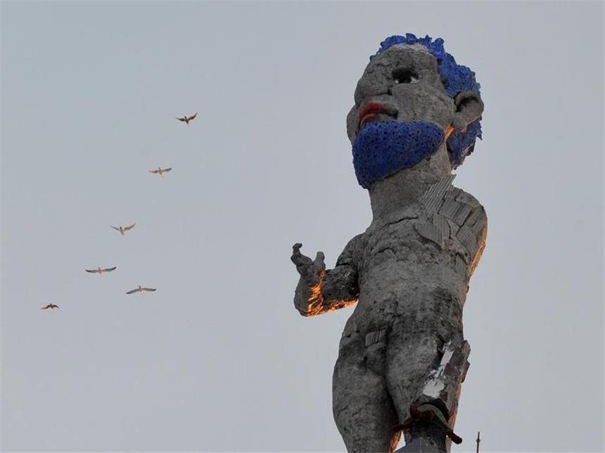 Ruhr.2010: Finale mit Feuerwerk und kalten Füßen Der leuchtende «Herkules von Gelsenkirchen».