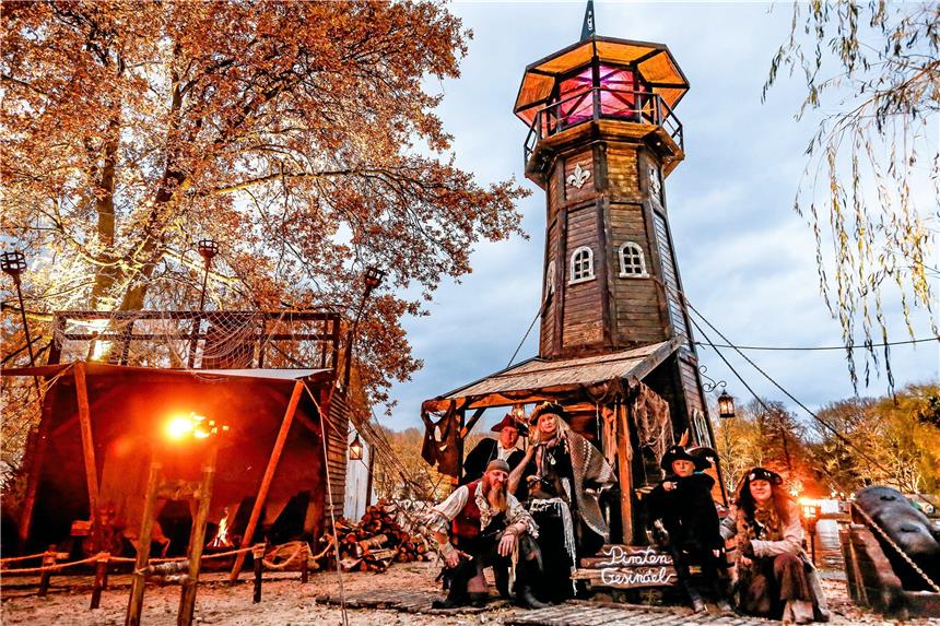 Piraten entern den Fredenbaumpark Der Leuchtturm ist die neue Attraktion des Piratengesindels beim Lichterweihnachtsmarkt im Fredenbaumpark. Nahe des großen Teichs stoßen Besucher auf das Lager des Piratengesindels.