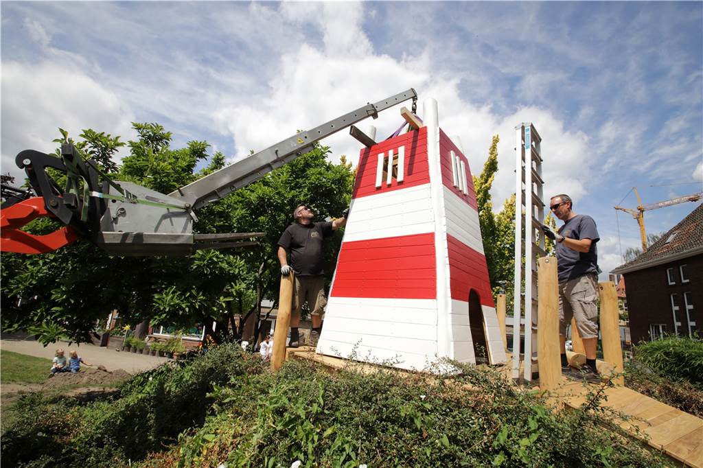 Kids sind stolz: Leuchtturm strahlt nun im Garten ihrer Kita St. Marien Der Leuchtturm ist nun der Hingucker auf dem Hügel im Kita-Garten. Im Frühjahr 2021 stand hier noch der marode Kletterturm.