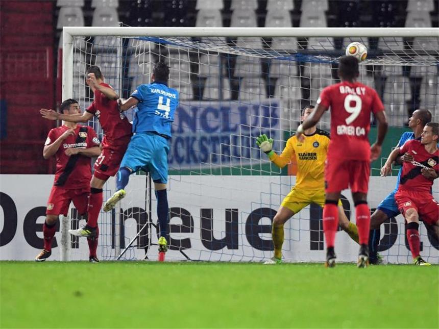 Bayer vermeidet bei Herrlich-Debüt Blamage in Karlsruhe Der Leverkusener Dominik Kohr (2.v.l) erlöste die Werkself mit seinem Tor zum 1:0 in der Verlängerung. Foto: Uli Deck