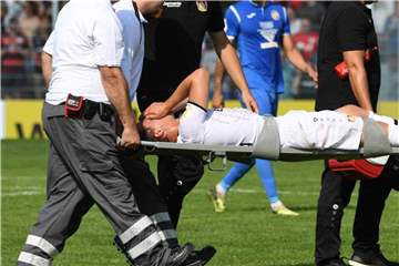 Der Leverkusener Julian Baumgartlinger verletzte sich am Knie. Foto: Uli Deck
