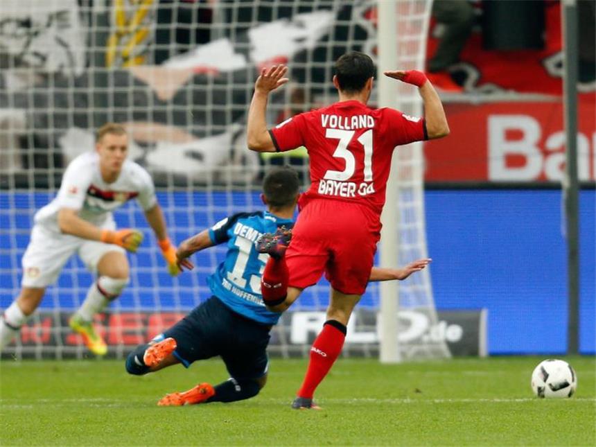 Sprüche zum 8. Spieltag der Fußball-Bundesliga Der Leverkusener Kevin Volland musste schnell vom Platz. Foto: Ina Fassbender
