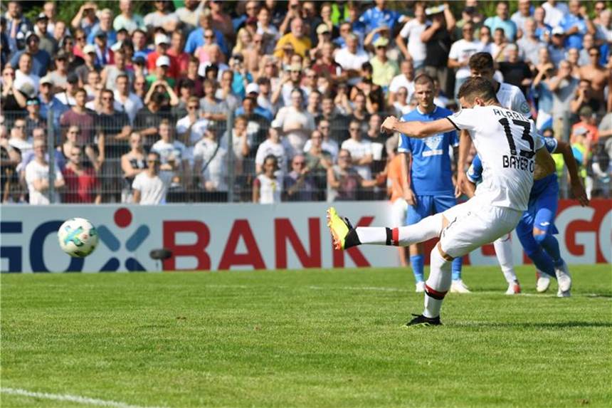 Dank Elfmeter: Bayer Leverkusen müht sich weiter Der Leverkusener Lucas Alario traf vom Elfmeterpunkt. Foto: Uli Deck