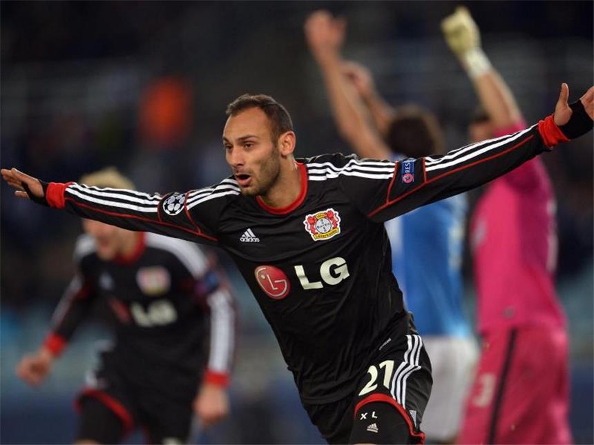Toprak schießt Bayer ins Achtelfinale: 1:0 Der Leverkusener Ömer Toprak feiert seinen Treffer zum 1:0. Foto: Federico Gambarini