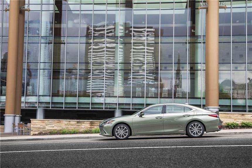 Lexus ES als Ruhepol im Treiben der Business-Klasse Der Lexus ES soll für rund 50.000 Euro an den Start gehen. Foto: Lexus