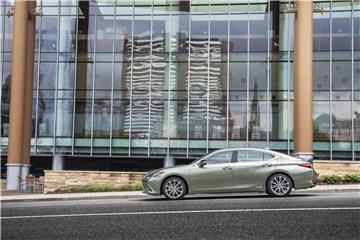 Der Lexus ES soll für rund 50.000 Euro an den Start gehen. Foto: Lexus