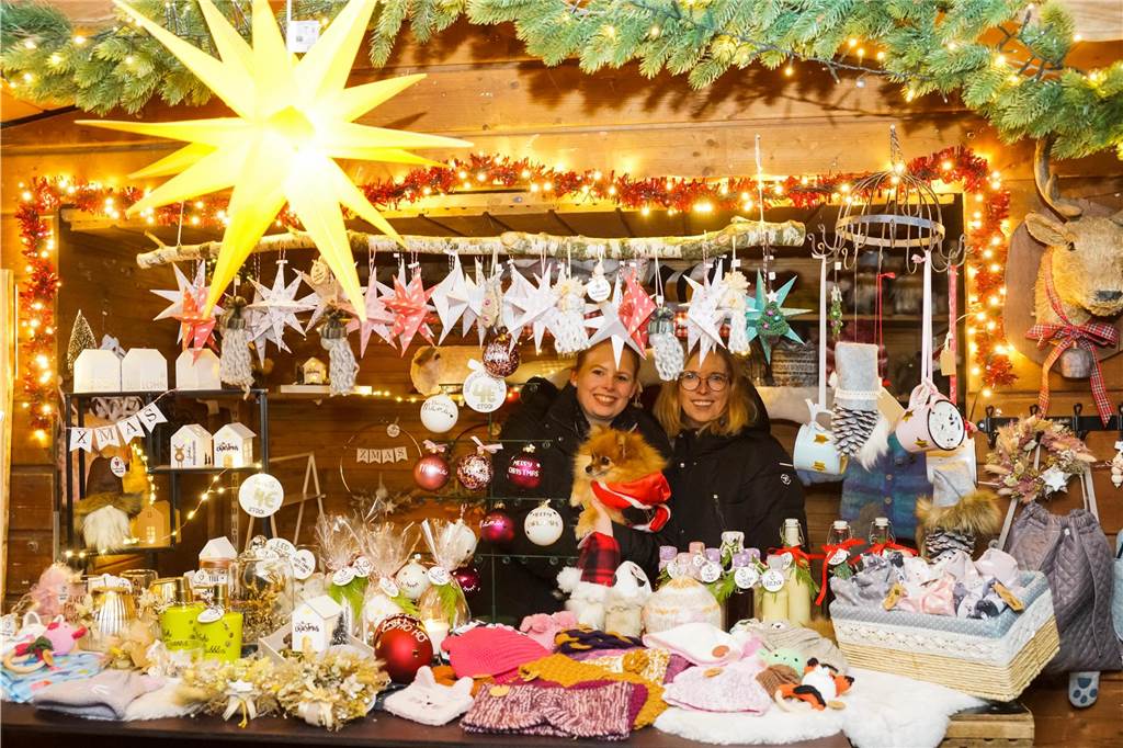 Weihnachtsmarkt und Lichterfest: Termine und Programm im Überblick Verkaufsstand auf dem Lichtermarkt