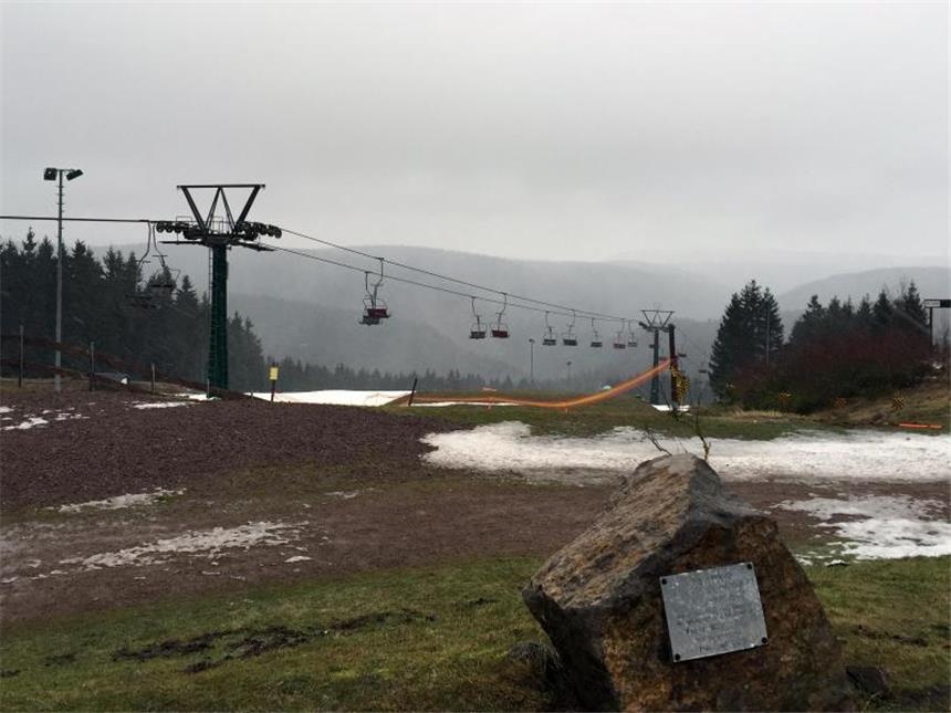 Wintersport im Thüringer Wald genießen Der Lift steht still: Was für ein trauriges Bild für Skifahrer. In Oberhof muss man sich von solchem Wetter aber nicht unterkriegen lassen. Foto: Nicole Jankowski