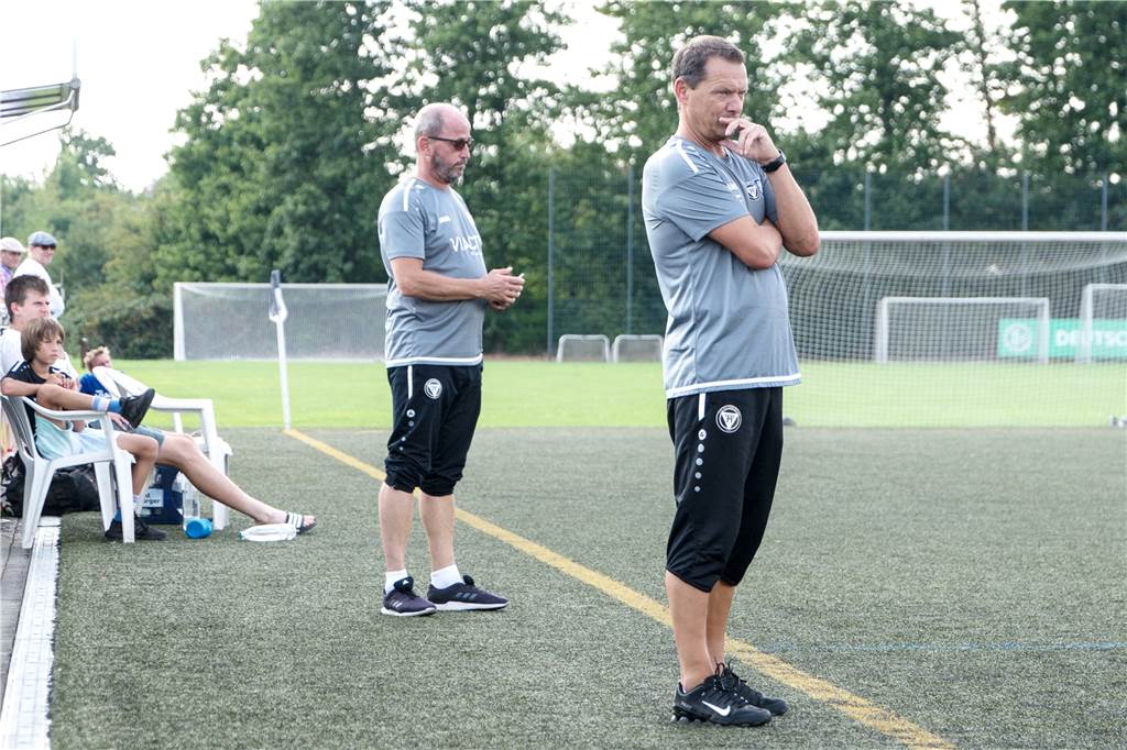 „Ich würde es nicht noch mal machen“ Der Ligaauftakt gegen den RSV Borken war das erste Spiel für Dirk Cholewinski (r.) und Ralf Groß (l.) als Trainer der Bezirksliga-Mannschaft des TuS Haltern am See. Ein zweites Aufeinandertreffen gibt es nicht mehr, das Team wurde abgemeldet.