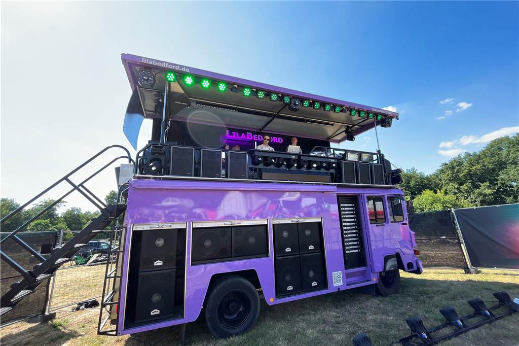 Zweitgrößtes Beerpong-Turnier Deutschlands: Alle Informationen Eine mobile Bühne in Form eines lila Trucks.