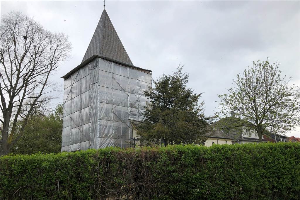 Aus Lindenhorster Kirche wird bald ein Kindergarten Der Lindenhorster Kirchturm ist seit vielen Jahren eingerüstet und mit einer Plane geschützt.