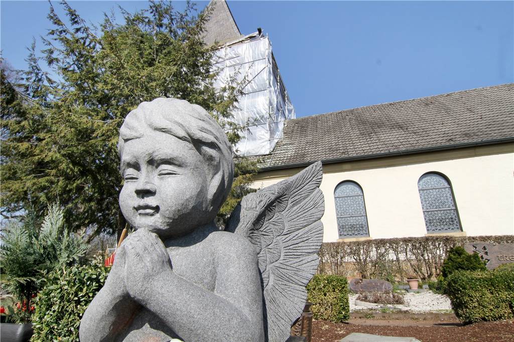 Was die Künstliche Intelligenz „Chat GPT“ an Dortmund mag Eine Statue vor dem Lindenhorster Kirchturm.