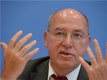 Der Linke-Bundestagsfraktionsvorsitzende Gregor Gysi gibt in Berlin eine Pressekonferenz. Foto: Rainer Jensen/Archiv