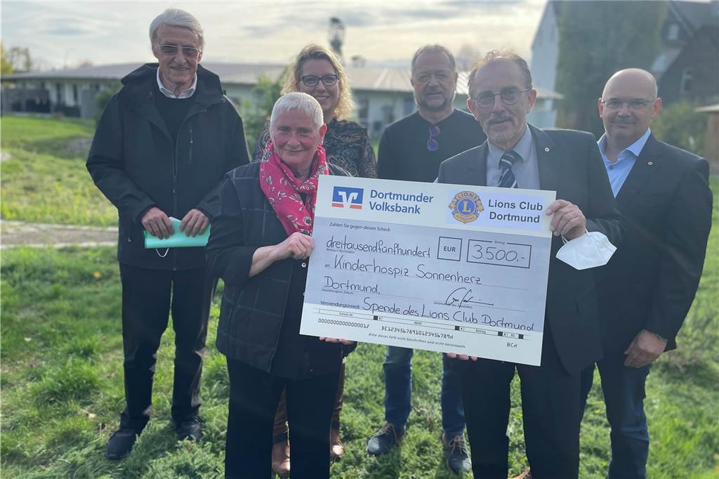 Kinderhospiz wird gebaut: Bald Baustart nach jahrelanger Planung Der Lions Club Dortmund mit Elisabeth Grümer und Architekt Klaus Winkelmann bei einer Spendenübergabe: Dr. Thomas Graefenstein und Stefan Scheve mit ihrem Lions-Kollegen Dr. Robert Müller.