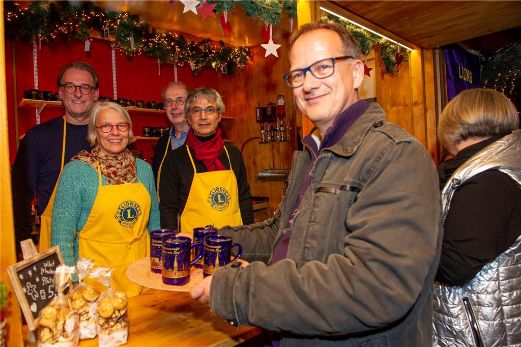 Gaby Knuth testet die Glühweine auf dem Nikolausmarkt Der Glühweinstand vom Lions Club auf dem Weihnachtsmarkt.