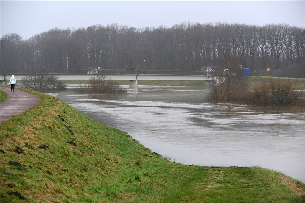 Hochwasser in Dorsten steigt weiter: Hochwasser an der Lippe in Dorsten