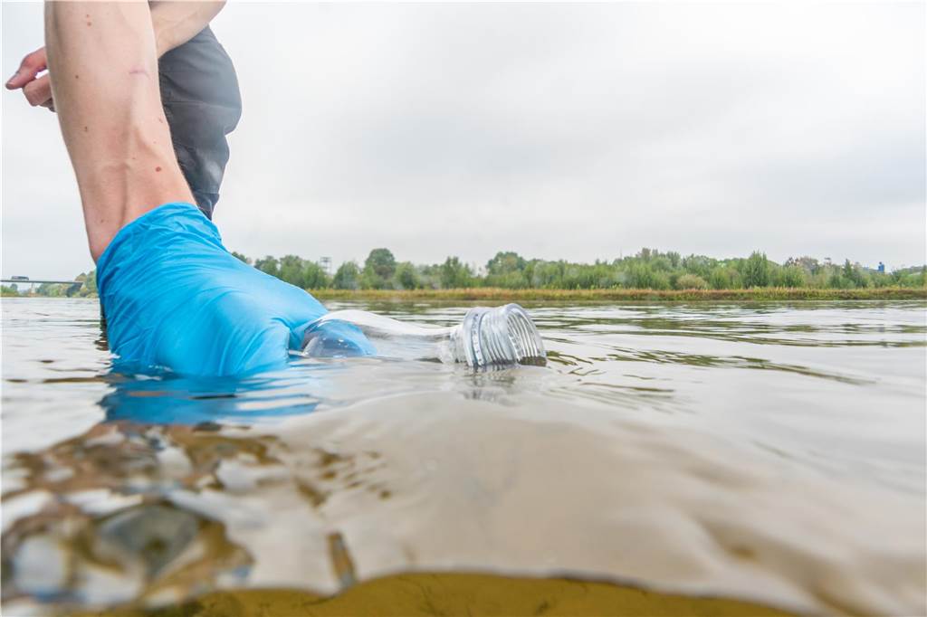 Höherer Grubenwasser-Anstieg: Lippeverband sieht keine Probleme Eine Hand nimmt mit einer Flache eine Wasserprobe.