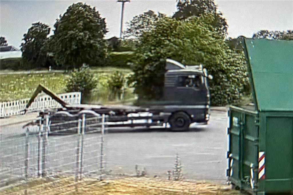 Abrollcontainer gestohlen: Diebstahl fiel durch erst durch Zufall auf Der Lkw, der den Abrollcontainer aufgenommen hat, hat einige individuelle Aufbauten.