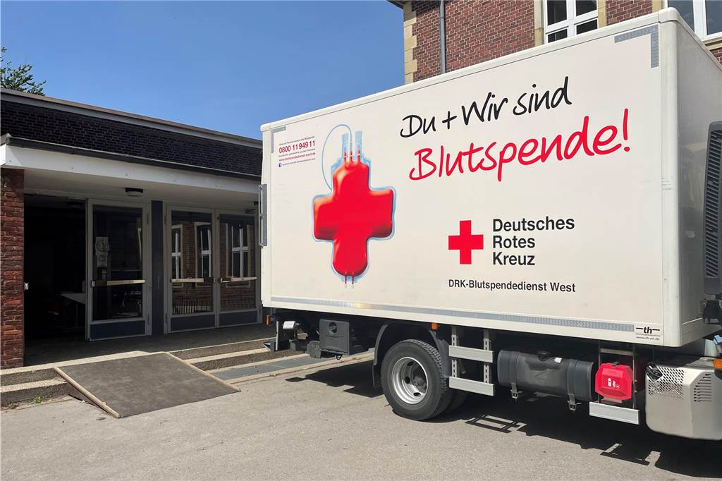 Blutspende-Termine in der Josesph-Hennewig-Schule sind „gut ausgebucht“ Der Lkw des DRK-Blutspendedienst West steht jeden dritten Freitag im Monat an der Joseph-Hennewig-Schule.