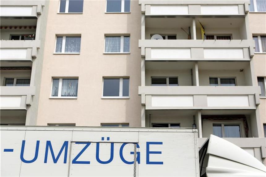 Der Lkw einer Umzugsfirma steht vor einem Wohnhaus. Foto: Jan Woitas/Illustration