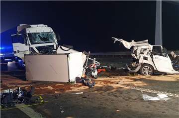 Der Lkw schob zwei Autos und einen Anhänger auf einen anderen Lkw. Ein Autofahrer starb, zwei weitere wurden schwer verletzt.