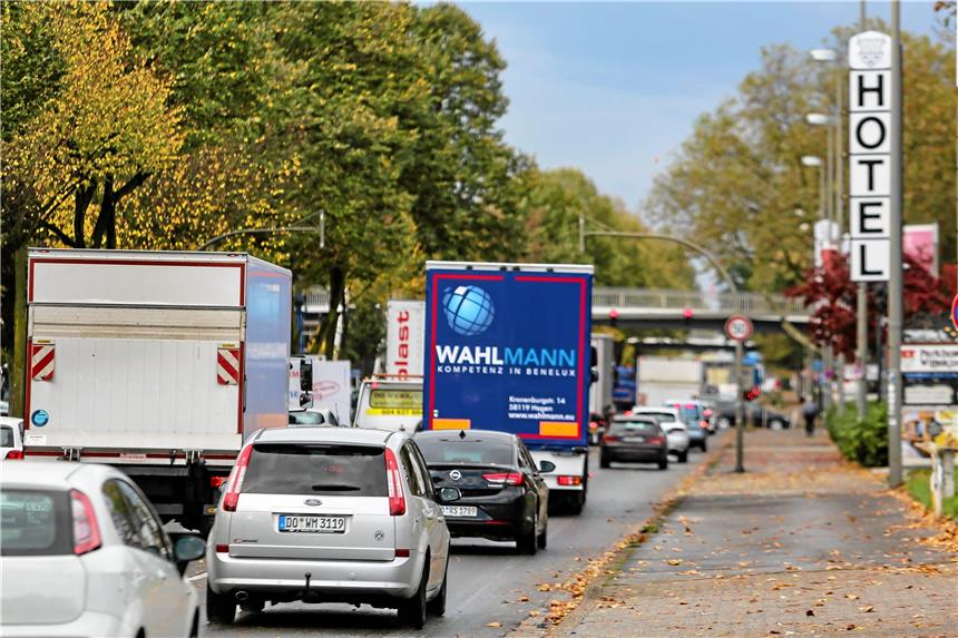 Streit um LKW-Verkehr auf der B1 kommt wieder vor Gericht Der LKW-Verkehr auf der B1 wird erneut ein Fall für das Verwaltungsgericht.
