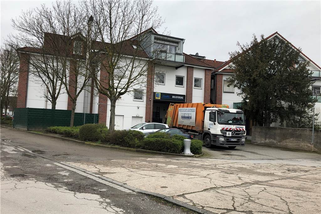 Kaputte Straßen und tiefe Löcher: CDU schlägt Alarm Der LKW-Verkehr zum Hedi I passiert über den Schöttelkamp. Auch deshalb sei die Straße so kaputt gefahren, schimpft die CDU Henrichenburg.