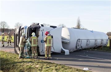 Der LKW versperrte die gesamte Straße.