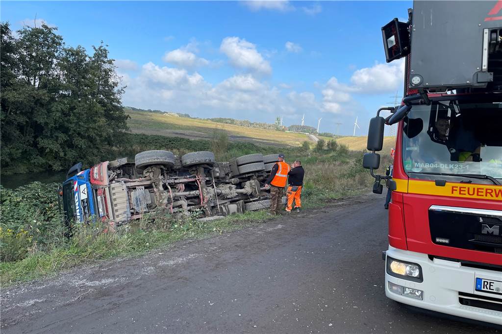 Auf der Halterner Deichbaustelle kippt Lkw um - Fahrer verletzt sich Der Lkw war unterwegs vom Schacht AV 8 zum Oelder Weg. Warum er umkippte, ist noch unklar.