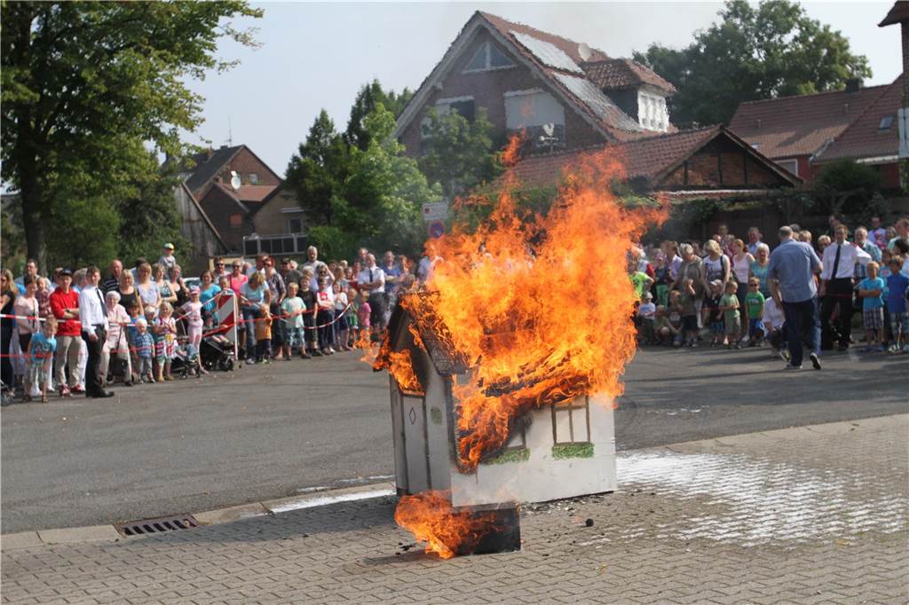 Elf Geschäfte auf Anna-Kirmes: Sonntag ganz im Zeichen der Feuerwehr Der Löschzug Davensberg lädt für Sonntag traditionell zur Feuerwehrübung ein