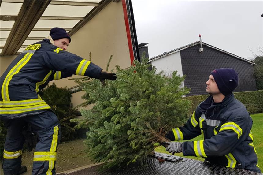 Borker Löschzug sammelt auch 2022 wieder alte Tannenbäume ein Der Löschzug der Borker Feuerwehr sammelt auch im Jahr 2022 wieder alte Tannenbäume ein.
