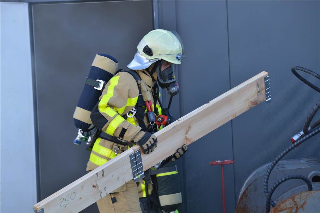 Der Löschzug Habinghorst der Freiwilligen Feuerwehr Castrop-Rauxel übte den Ernstfall. Beteiligt war auch die Jugendfeuerwehr.