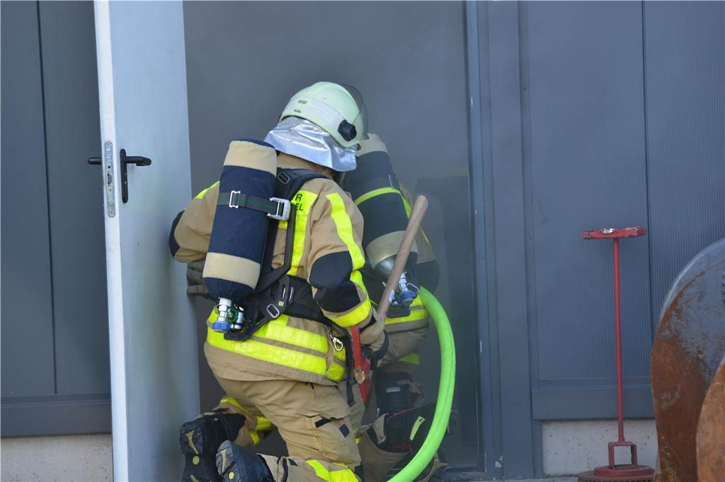 Der Löschzug Habinghorst der Freiwilligen Feuerwehr Castrop-Rauxel übte den Ernstfall. Beteiligt war auch die Jugendfeuerwehr.