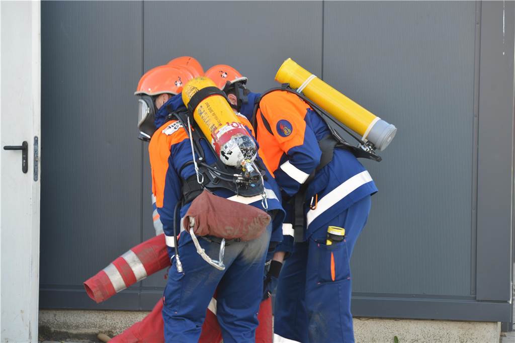 Der Löschzug Habinghorst der Freiwilligen Feuerwehr Castrop-Rauxel übte den Ernstfall. Beteiligt war auch die Jugendfeuerwehr.
