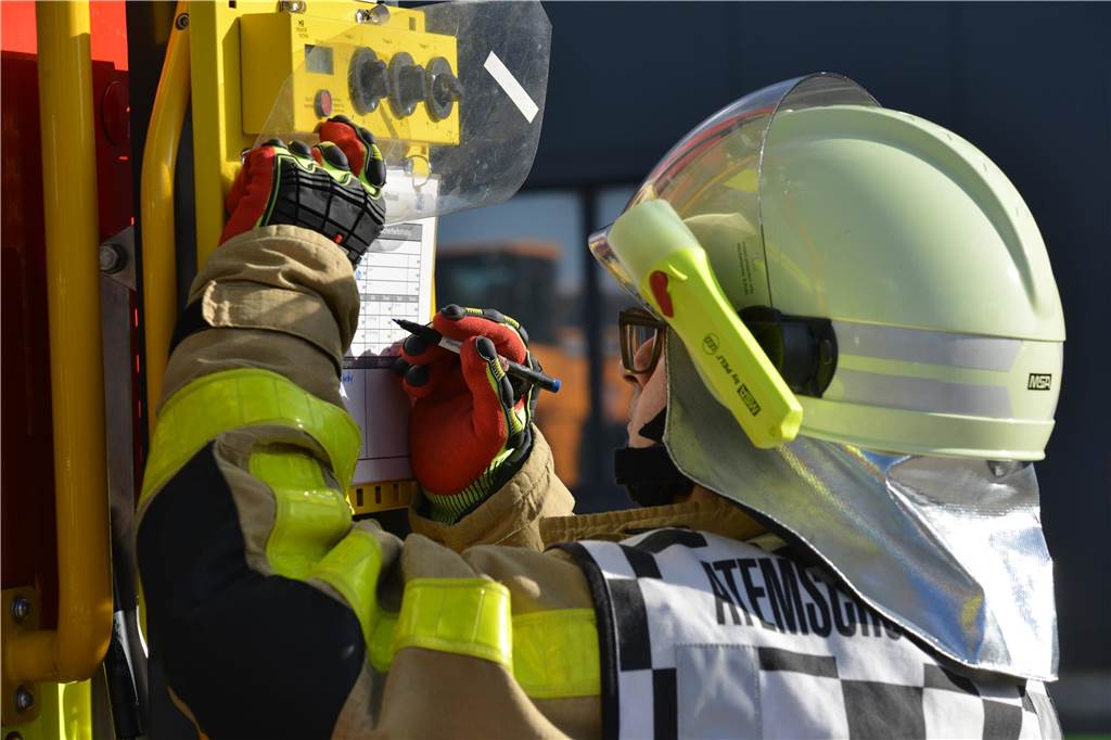 Der Löschzug Habinghorst der Freiwilligen Feuerwehr Castrop-Rauxel übte den Ernstfall. Beteiligt war auch die Jugendfeuerwehr.