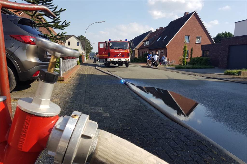 Kripo ermittelt: Nach Vollbrand einer Gartenhütte am Heiligenkamp Der Löschzug Heek war im Einsatz.