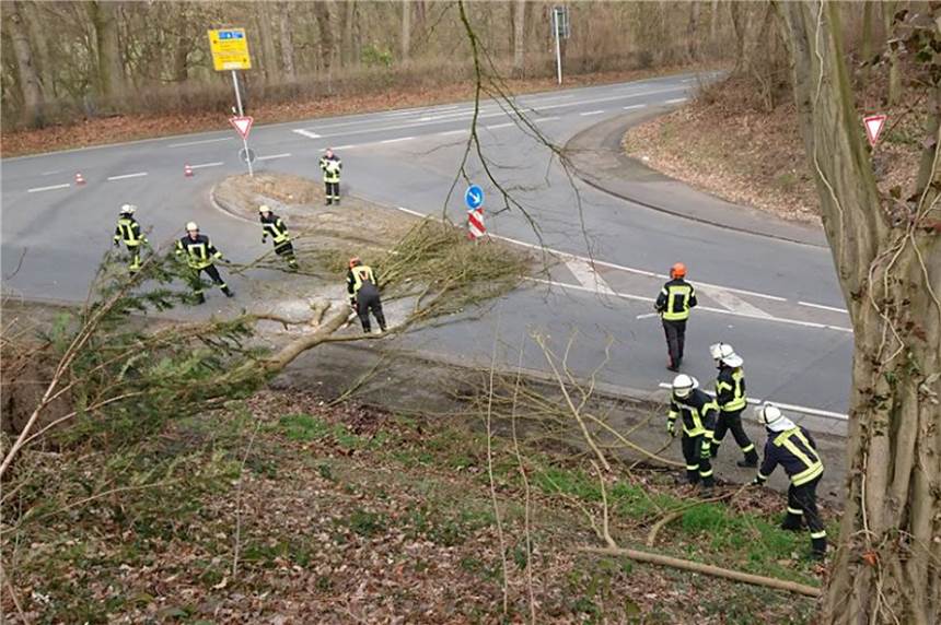 Der Löschzug Villigst war bereits am Mittag im Einsatz. An der Kreuzung Iserlohner Straße, Rote Haus Straße musste ein umgestürzter Baum von der Fahrbahn geräumt werden.