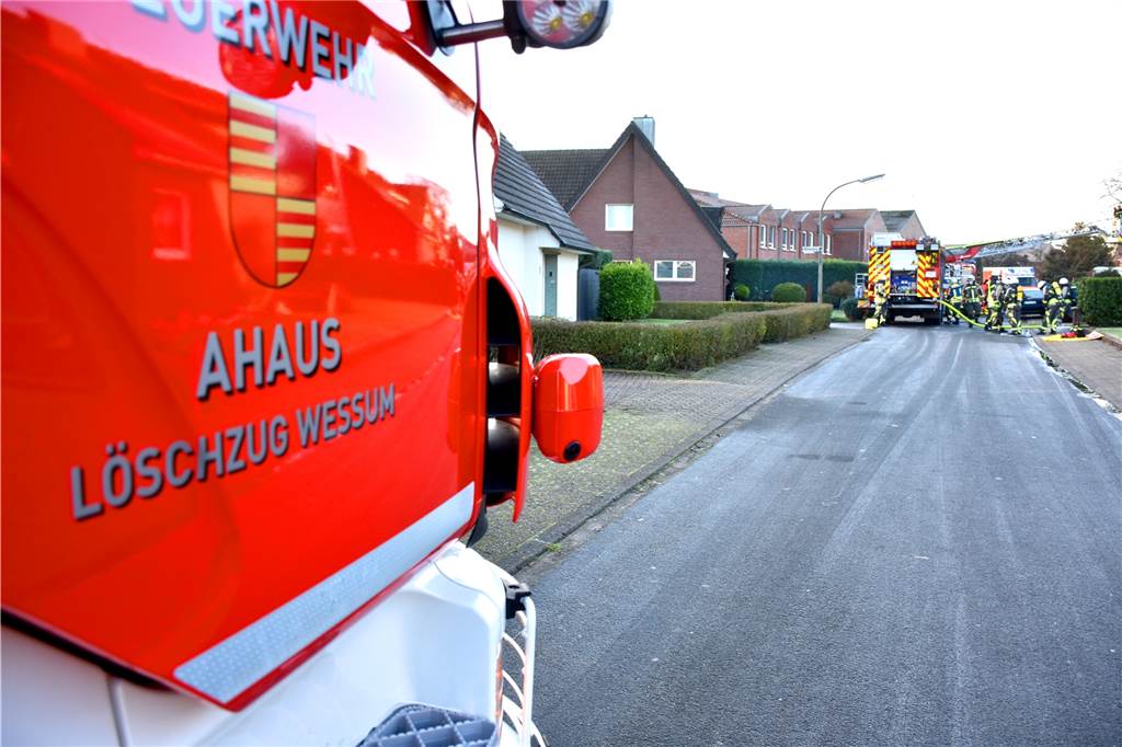 „Ohne Rauchmelder hätten meine Tochter und Enkelkind nicht überlebt!“ Der Löschzug Wessum der Freiwilligen Feuerwehr Ahaus und die Einsatzkräfte der Feuer- und Rettungswache waren am Donnerstagmorgen zum Einsatz am Mühlenweg geeilt. Sie hatten die Flammen schnell unter Kontrolle.